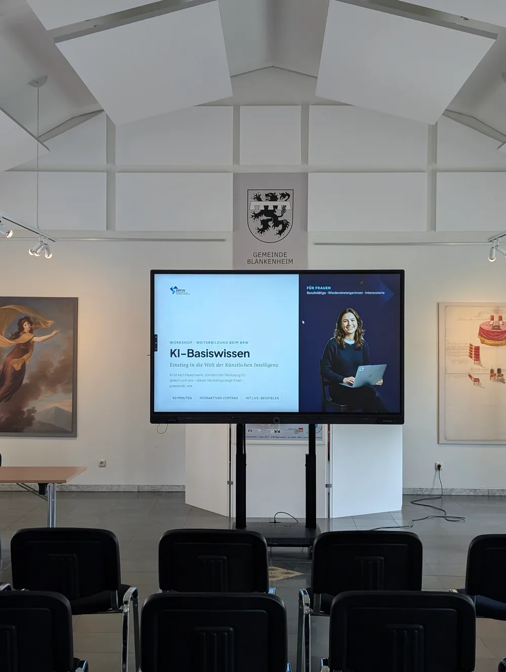 Bildschirm mit der Titelfolie des Workshops „KI-Basiswissen" unter dem Wappen der Gemeinde Blankenheim im Eifelmuseum