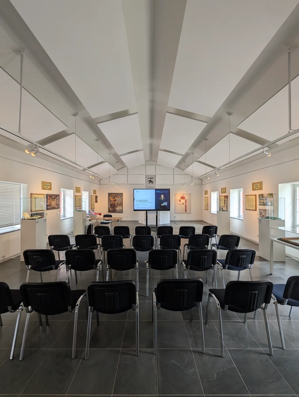 Der Ausstellungssaal des Eifelmuseums Blankenheim mit Stuhlreihen vor dem Workshop-Bildschirm