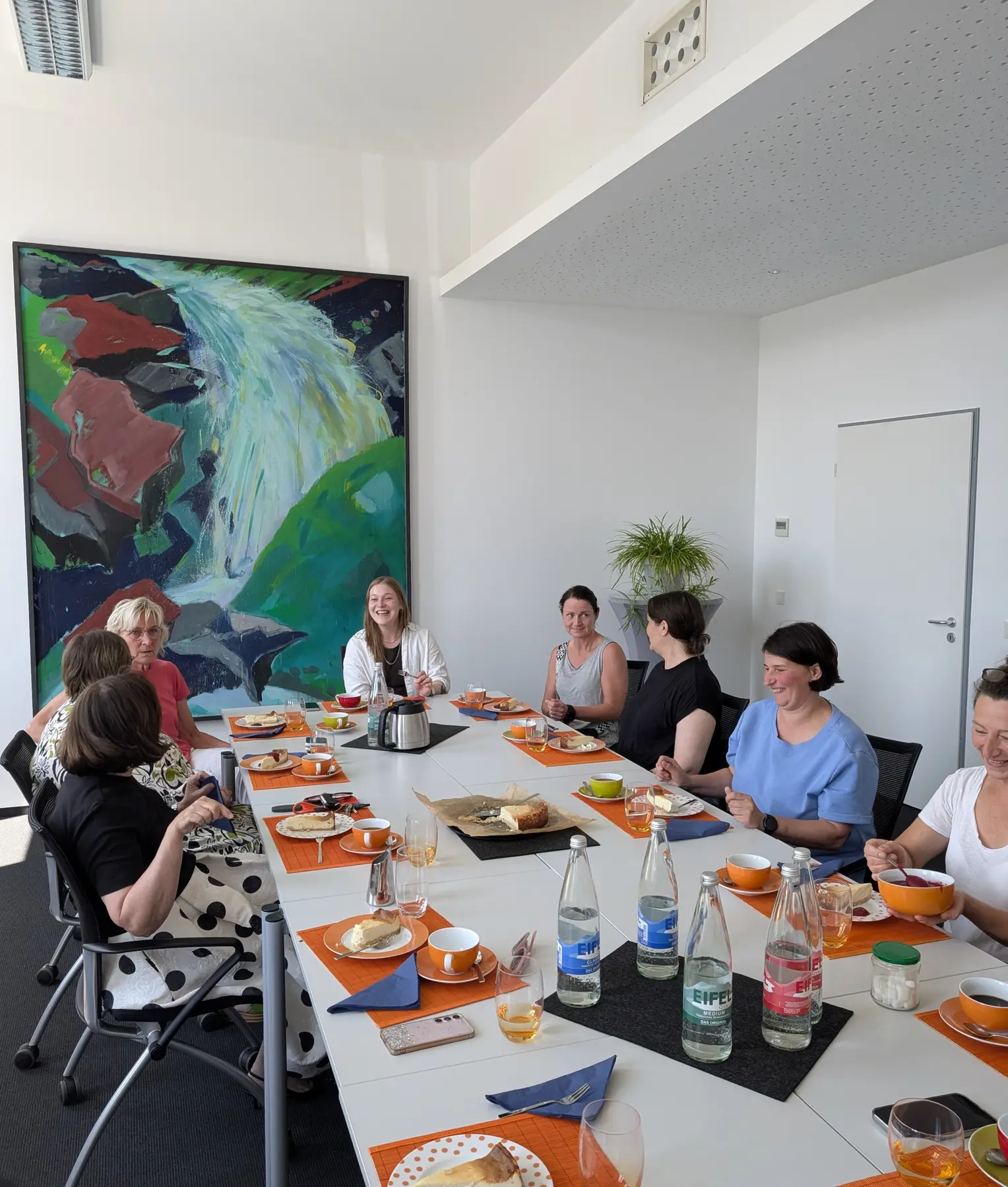 Teilnehmerinnen und BRW-Team bei Kaffee und Kuchen an einer festlich gedeckten Tafel