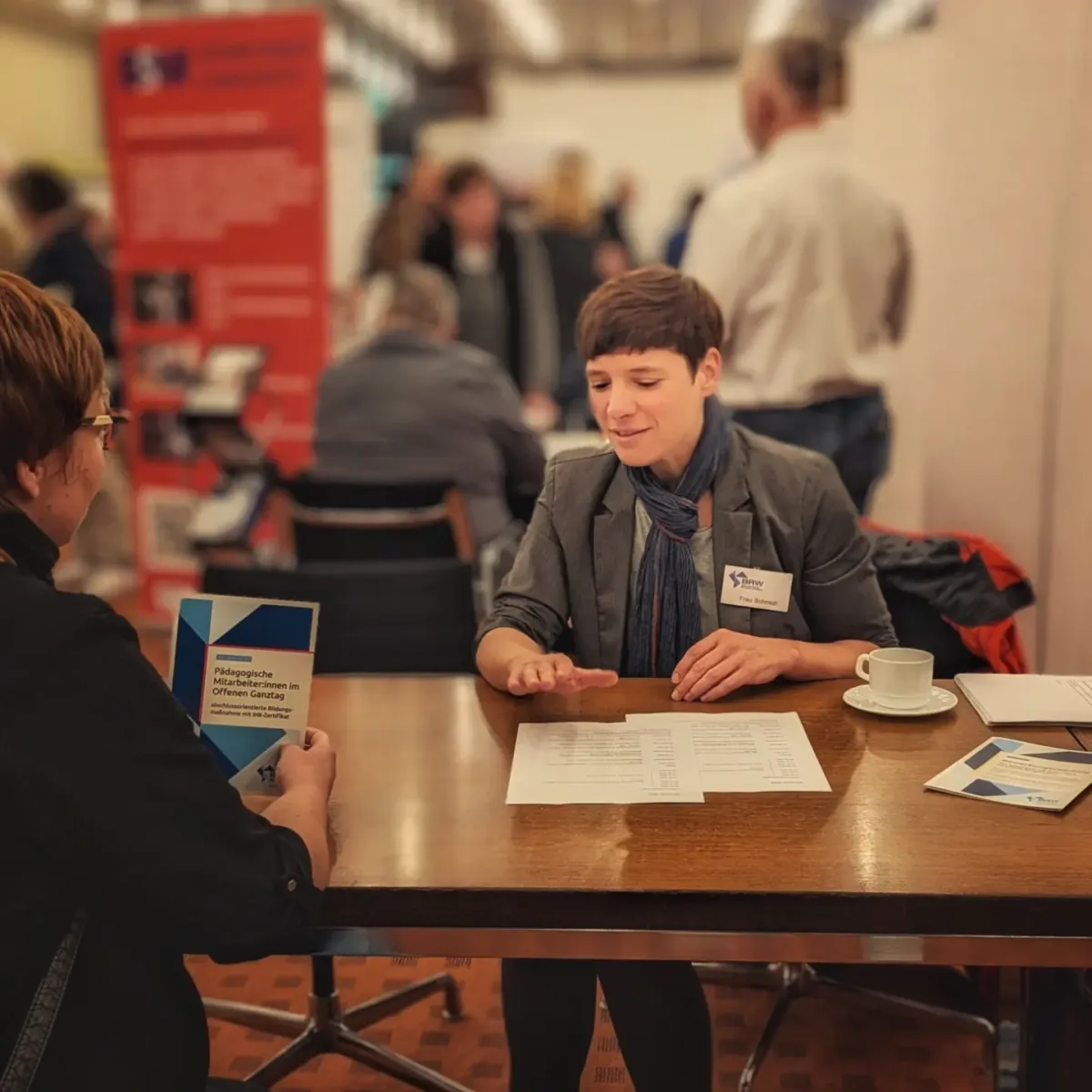 Projektleiterin Jacqueline Schmidt im Beratungsgespräch am BRW-Stand auf der Qualifizierungsmesse