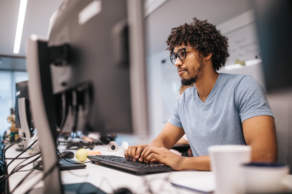 Büroangestellter arbeitet am PC mit MS Office Programmen