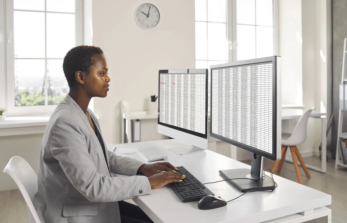 Anwender analysiert Daten in einer Excel-Tabelle