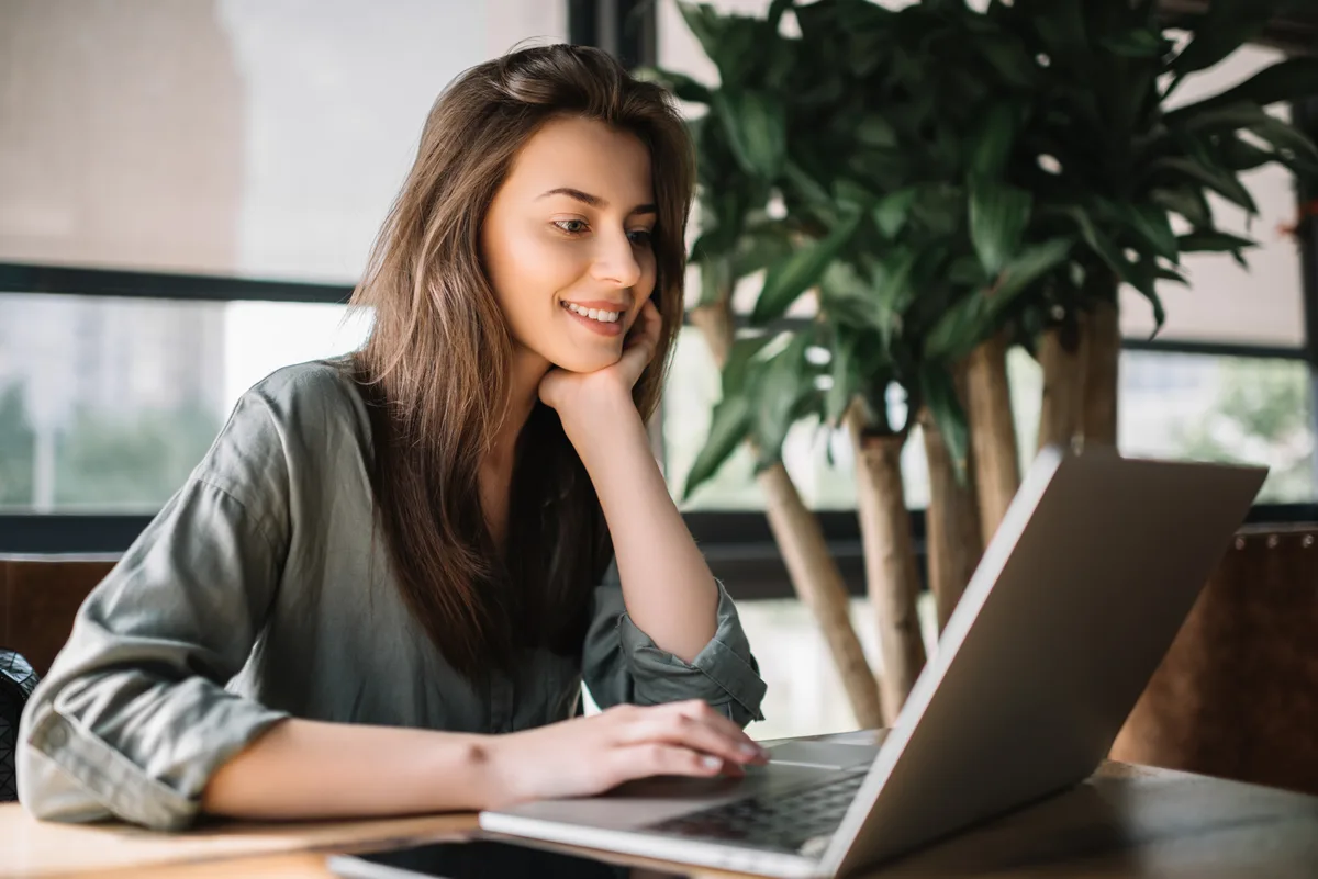 Schreiben und Formatieren von Dokumenten am Laptop